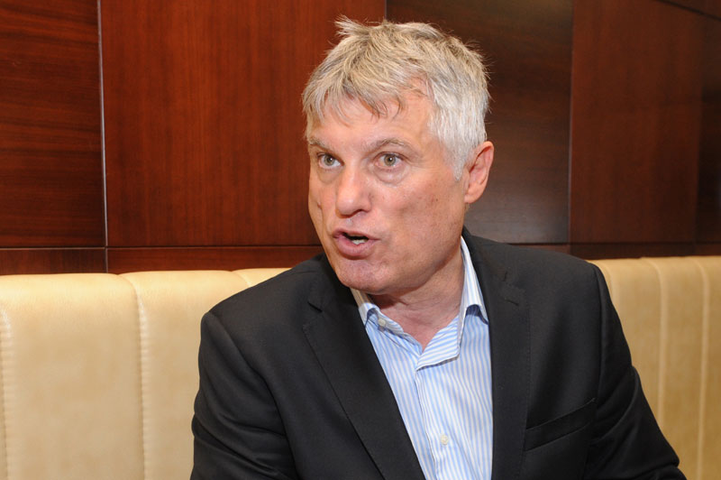 ЛАЗАНСКИ ОТКРИО: Зашто је Макрон пожурио да се баци у Трампов загрљај?